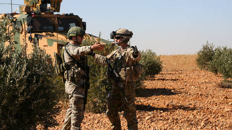 U.S. and Turkish soldiers discuss details during the first-ever combined joint patrol in Manbij, Syria, November 1, 2018. Picture taken November 1, 2018. © Reuters / US Army / Arnada Jones