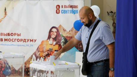 A man casts his ballot at a polling station during the Moscow city parliament election in Moscow © REUTERS/Shamil Zhumatov