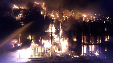 125 firefighters battle inferno at 4-storey house in London (PHOTOS)