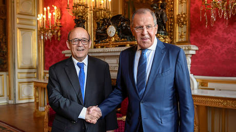 Jean-Yves Le Drian greets his Russian counterpart Sergei Lavrov in Moscow, 2017 © Reuters / Eric Feferberg