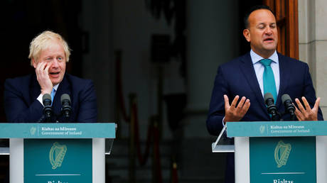 (L) Britain's Prime Minister Boris Johnson meets with (R) Ireland's Prime Minister (Taoiseach) Leo Varadkar in Dublin © Reuters / Phil Noble