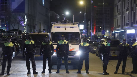 FILE PHOTO: Police on the streets of Rotterdam, 2017 © Reuters / Yves Herman