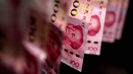 FILE PHOTO: Chinese one-hundred yuan banknotes © Getty Images / Paul Yeung