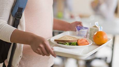 Kids forced to eat vegetarian food as school BANS meat & packed lunches