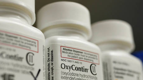 Bottles of prescription painkiller OxyContin, 40mg pills, made by Purdue Pharma L.D. sit on a shelf at a local pharmacy, in Provo, Utah, U.S., April 25, 2017. © REUTERS/George Frey