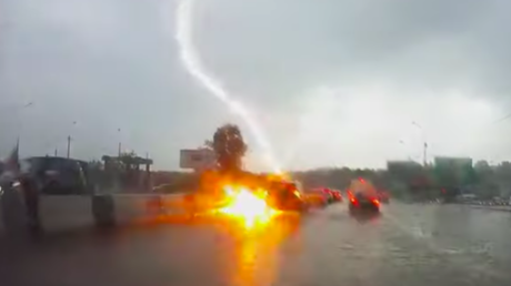 Shocking traffic: Lightning strikes car TWICE in Novosibirsk (VIDEO)