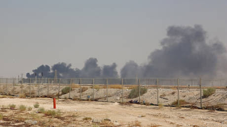 Smoke billows from an Aramco oil facility in Abqaiq © AFP