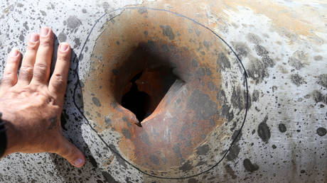A hole in a damaged pipeline is seen at Saudi Aramco oil facility in Khurais, Saudi Arabia, September 20, 2019. © Hamad l Mohammed / Reuters