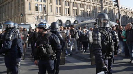 WATCH: Undaunted pianist plays on as riot police pursue Yellow Vests through train station