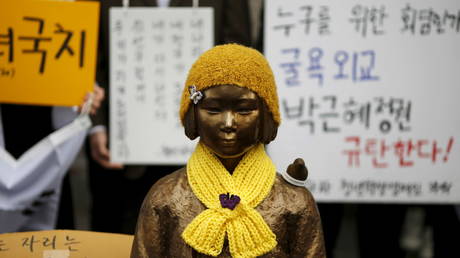 A statue symbolizing "comfort women" is seen during a weekly anti-Japan rally in front of Japanese embassy in Seoul, South Korea. December 2015. © Reuters / Kim Hong-Ji