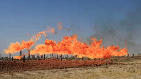 FILE PHOTO: Flames emerge from flare stacks at the oil fields in Kirkuk, Iraq © Reuters / Alaa Al-Marjani