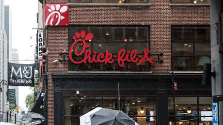 FILE PHOTO: The exterior of Chick-Fil-A in New York City © AFP / Andrew Renneisen