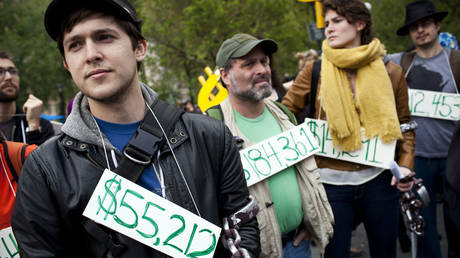 Student debt protesters wearing the amount they owe © Reuters / Andrew Burton