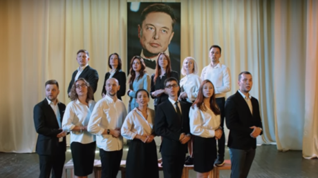Young Russians serenade Elon Musk, put up billboard outside his office as elaborate invitation to entrepreneur forum (VIDEO)