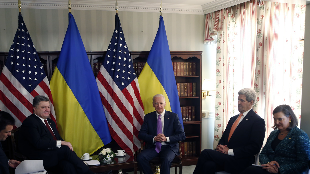 Ο Πρόεδρος της Ουκρανίας Πέτρο Πόροσενκο συναντά τον Αμερικανό βουλευτή Τζο Μπάιντεν, τον υπουργό Εξωτερικών κ. John Kerry και τον Βοηθό Υφυπουργό για την Ευρώπη Victoria Nuland (LR) στο Μόναχο, 7 Φεβρουαρίου 2015.