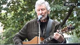 WATCH Pink Floyd’s Roger Waters jam ‘Wish You Were Here’ at Assange demo outside UK Home Office