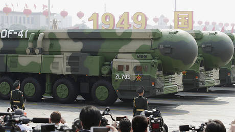 Military vehicles carrying DF-41 intercontinental ballistic missiles © Reuters / Jason Lee