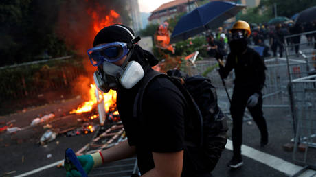 Tear gas, petrol bombs at fresh clashes between police & protesters in Hong Kong, reports of live fire (PHOTO, VIDEO)