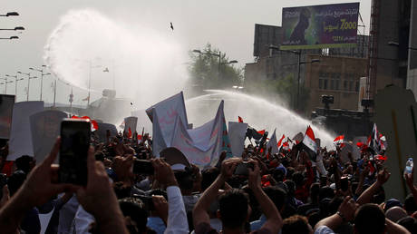 Iraqi Security forces use water cannons to disperse protesters at Tahrir square in Baghdad, Iraq on October 1, 2019. © REUTERS/Khalid al-Mousily