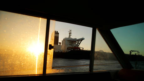 Pompeo claims Iran is transferring oil off Syrian coast, calls for international response if cargo is delivered to Damascus