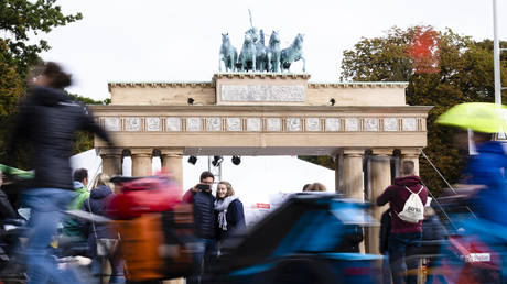 5d95ddcb85f540339766a645 No more US soldiers at Checkpoint Charlie: Berlin authorities ban actors over tourist harassment claims