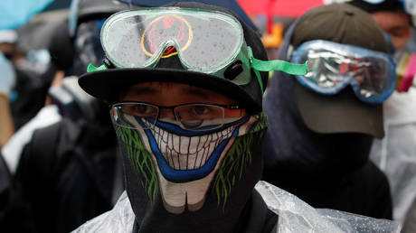 A masked protester at an anti-government rally in central Hong Kong. ©REUTERS / Jorge Silva
