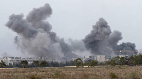 Heavy smoke rises from Sirte city after NATO bombing of the positions of Gaddafi loyalists in October 2011. ©REUTERS / Anis Mili