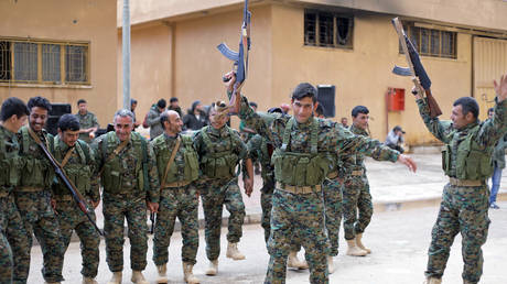FILE PHOTO: Fighters from a new border security force under the command of Syrian Democratic Forces (SDF) dance during a graduation ceremony in Hasaka, northeastern Syria, January 20, 2018. © REUTERS/Rodi Said