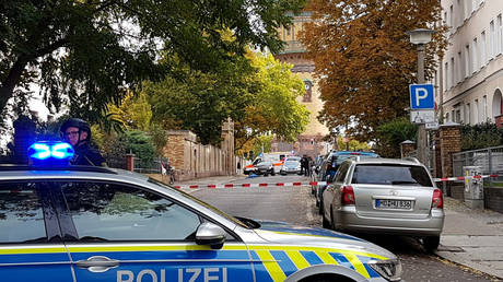 Attackers wore combat-style clothing, had several weapons &ndash; eyewitnesses to shooting outside German synagogue