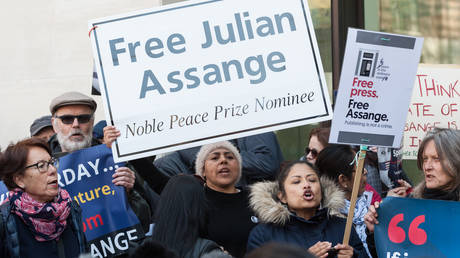 Supporters of Julian Assange outside Westminster Magistrates Court, FILE PHOTO. © Global Look Press via ZUMA Press