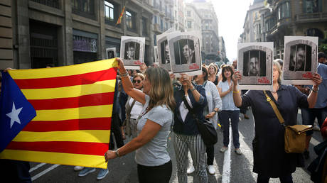 People march through Via Laetana Avenue during a protest after a verdict in a trial over a banned independence referendum. ©REUTERS / Rafael Marchante