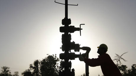 A technician opens a pressure gas valve inside the Oil and Natural Gas Corp (ONGC) group gathering station on the outskirts of the western Indian city of Ahmedabad © Reuters / Amit Dave