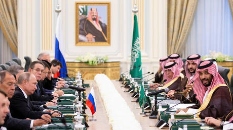 Saudi Arabia's Crown Prince Mohammed bin Salman speaks during talks with Russian President Vladimir Putin in Riyadh, Saudi Arabia © Reuters / Alexander Zemlianichenko