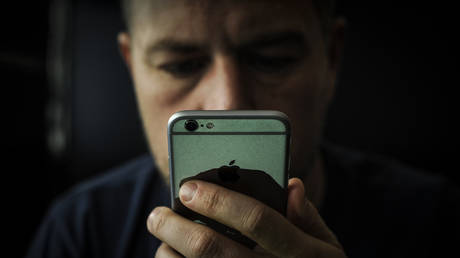 Users irate as Three&rsquo;s UK network &lsquo;absolutely crumbled&rsquo; leaving users unable to make calls, go online for HOURS