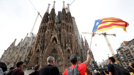 Catalonia protesters outside the Sagrada Familia on October 18, 2019 © REUTERS/Albert Gea