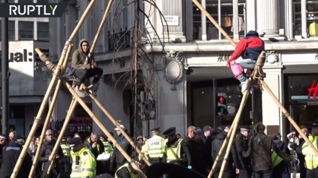 Pyramid scheme: Extinction Rebellion protesters block London&rsquo;s Oxford Circus with wooden structure (VIDEO)