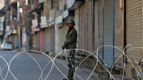 An Indian security force personnel stands guard in front of the closed shops during restrictions following scrapping of the special constitutional status for Kashmir by the Indian government, in Srinagar, September 10, 2019. © REUTERS/Danish Ismail