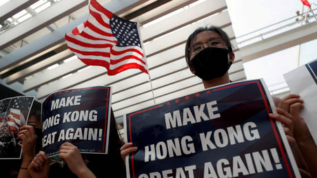 FILE PHOTO: Anti-government protesters hold placards and a US flag during a rally at the University of Hong Kong, China September 20, 2019. © REUTERS/Jorge Silva