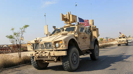 A convoy of U.S. vehicles is seen after withdrawing from northern Syria, at the Iraqi-Syrian border crossing in the outskirts of Dohuk, Iraq, October 21, 2019. © REUTERS/Ari Jalal