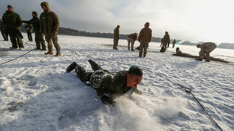 Soldiers of NATO's Enhanced Forward Presence battle group take part in the winter survival exercise in Adazi, Latvia February 8, 2018. ©REUTERS/Ints Kalnins