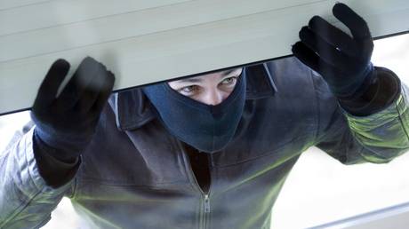 WATCH: Londoners TAKE DOWN burglary suspect after brazen jewelry heist