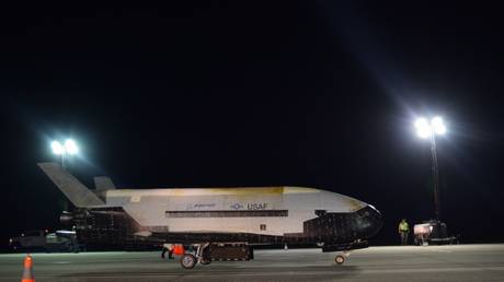 The Air Force’s X-37B Orbital Test Vehicle Mission 5 successfully landed at NASA’s Kennedy Space Center Shuttle Landing Facility Oct. 27, 2019. © US Air Force / Jeremy Webster