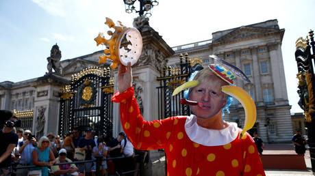 REFILE - ADDING BYLINE protestor wearing a mask depicting Boris Johnson is seen in front of Buckingham Palace, in London, Britain July 24, 2019 © REUTERS/Henry Nicholls