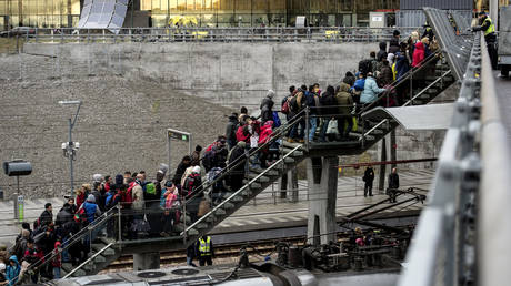 a crowd of refugees arrives in Malmo © Reuters / TT News Agency