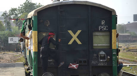 At least 46 passengers killed as packed train burns in Pakistan (VIDEO)