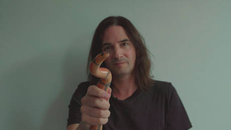 FANG-tastic idea or terribly toxic? Snake handler INJECTS himself with venom (VIDEOS)
