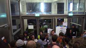 Police PEACEFULLY confront eco-activists occupying Paris shopping mall