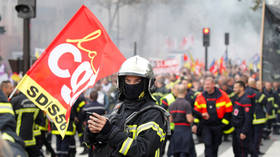 Η αστυνομία αναταραχής ανατίναξε πυροσβέστες με κανόνια νερού κατά τη διάρκεια διαδηλώσεων του Παρισιού (VIDEOS)