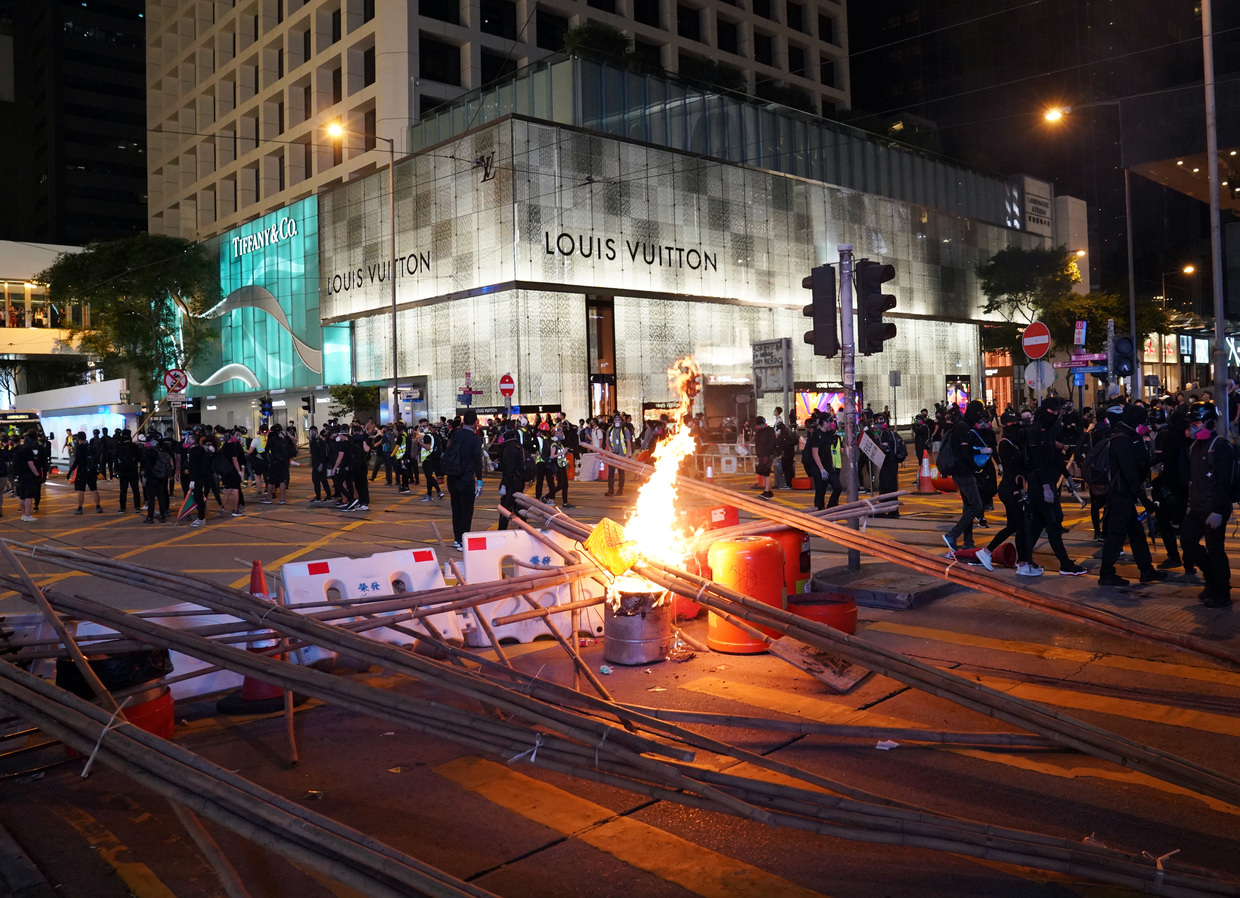 5dbddb5e85f5405cae0a5b6a Tear gas, water cannons, fuel bombs & barricades as protesters clash with police in Hong Kong