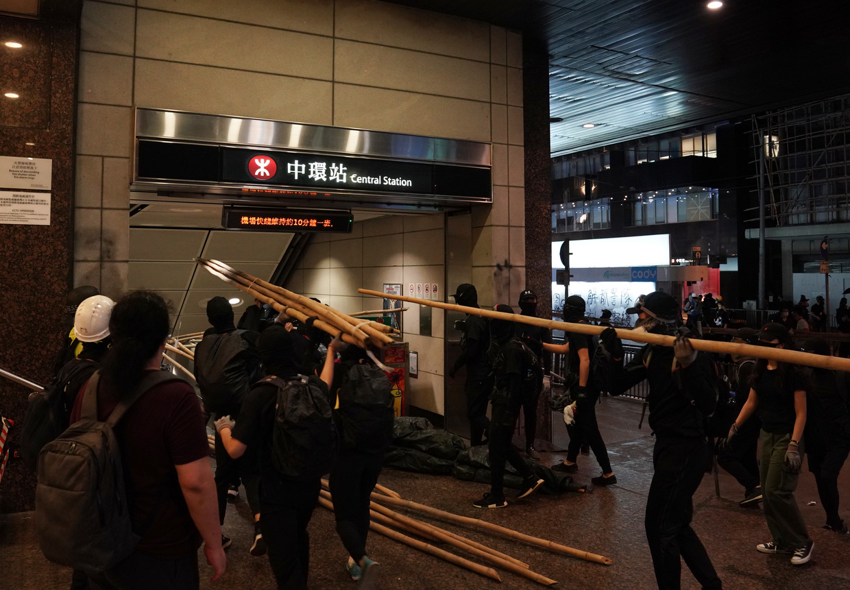 5dbddb9585f5405caf20d8ca Tear gas, water cannons, fuel bombs & barricades as protesters clash with police in Hong Kong